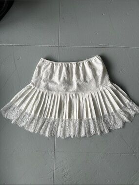 Women’s White Pleated Lace Hem Skirt